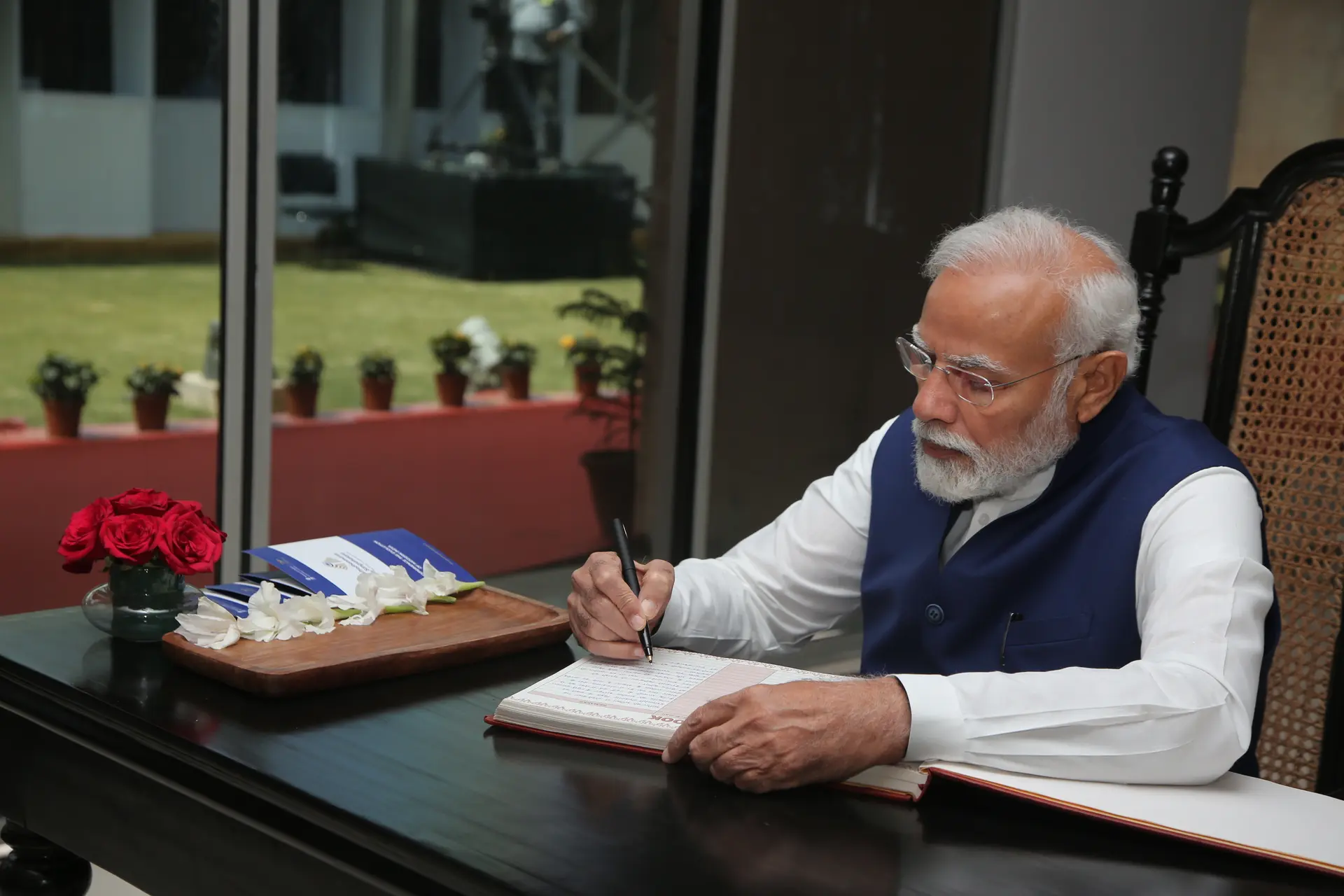 Hon’ble PM Narendra Modi viewing historical documents at the exhibit.